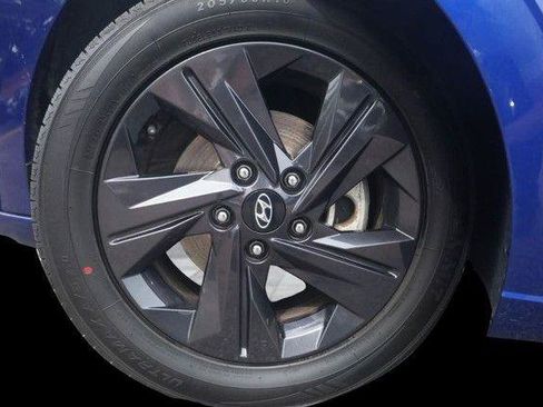 Used 2022 Hyundai Elantra SEL w/ Convenience Package FWD image 3
