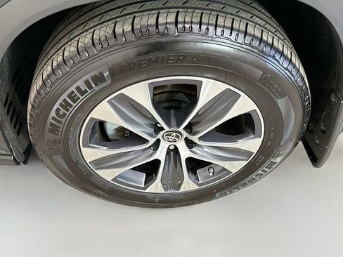 Used 2024 Toyota Highlander XLE image 33