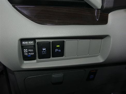 Used 2018 Toyota Sienna XLE Premium w/ Cargo Management Package image 28