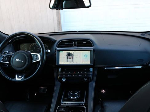 Used 2018 Jaguar F-PACE R-Sport image 47
