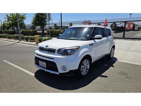 Used 2017 Kia Soul + image 3