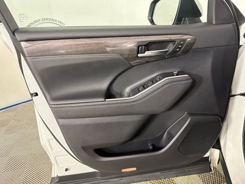 Used 2021 Toyota Highlander Limited FWD image 12