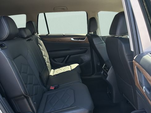 Used 2025 Volkswagen Atlas SE AWD/4WD image 29