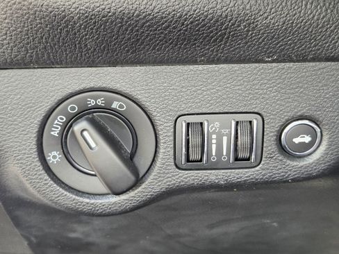 Used 2015 Dodge Challenger SXT image 24