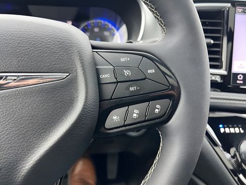 Used 2025 Chrysler Pacifica Limited image 30