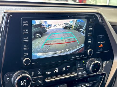 Used 2022 Toyota Highlander XLE FWD image 20