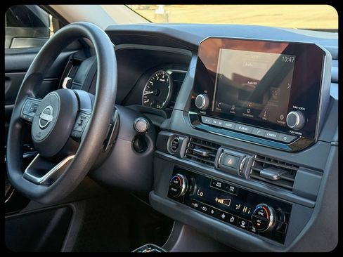 Used 2024 Nissan Pathfinder S FWD image 11