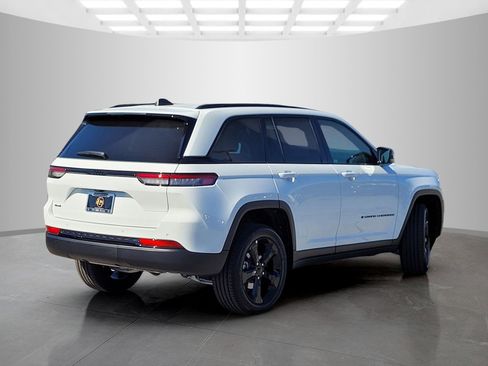 New 2025 Jeep Grand Cherokee Altitude image 4