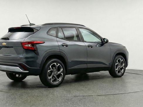 Used 2025 Chevrolet Trax LT w/ LT Convenience Package image 9