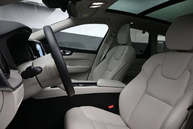 Used 2024 Volvo XC60 B5 Plus w/ Protection Package Premier AWD/4WD image 10
