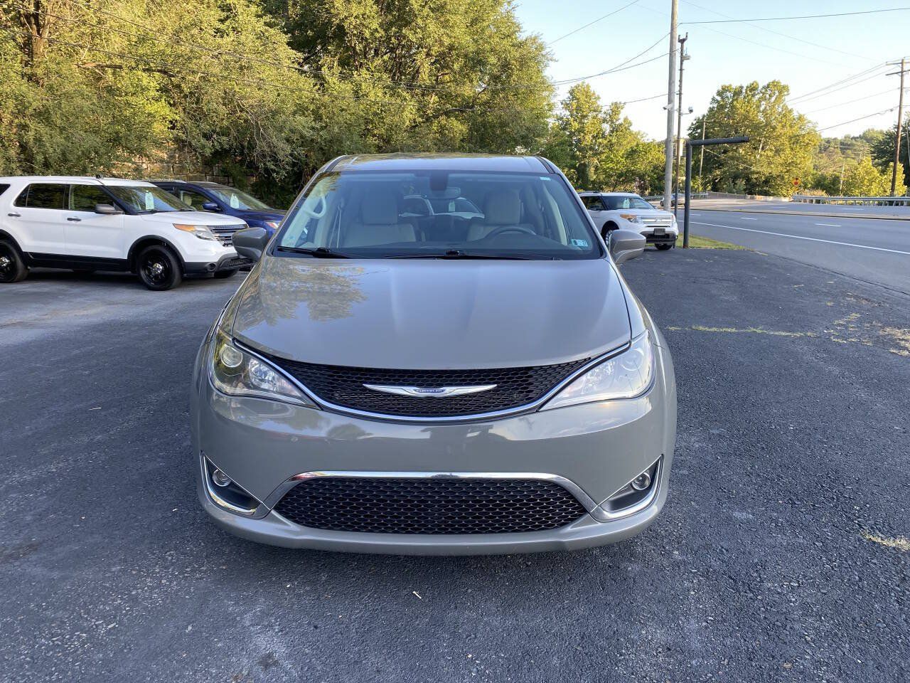 Used 2020 Chrysler Pacifica Touring FWD image 7