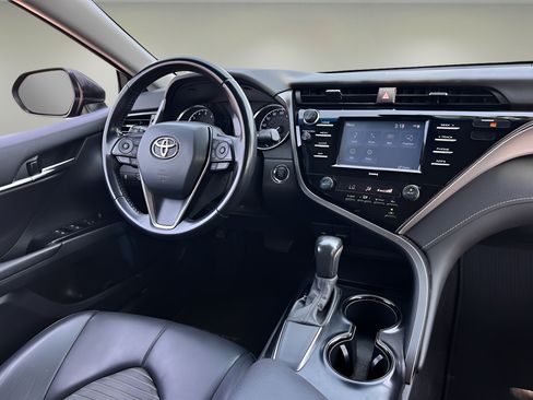 Used 2020 Toyota Camry SE w/ Convenience Package FWD image 7