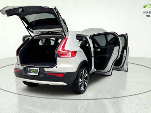 Used 2025 Volvo XC40 B5 Plus AWD/4WD image 18