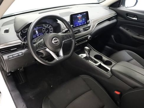 Used 2025 Nissan Altima 2.5 SV FWD image 12