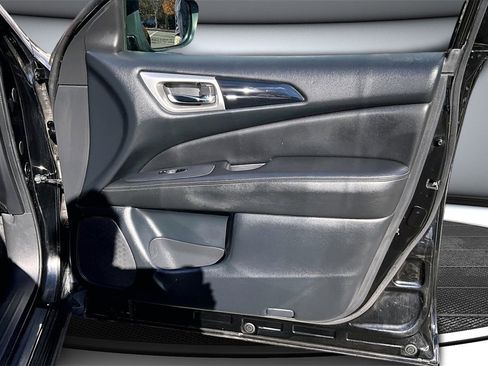 Used 2020 Nissan Pathfinder S image 25