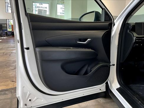 Used 2025 Hyundai Tucson SE image 16