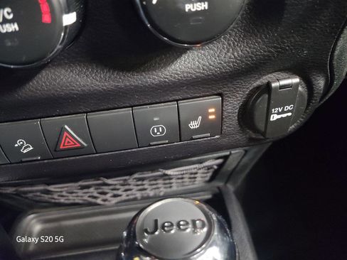 Used 2016 Jeep Wrangler Unlimited Sahara image 32