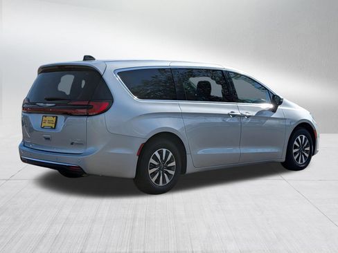 Used 2023 Chrysler Pacifica Touring-L FWD image 7