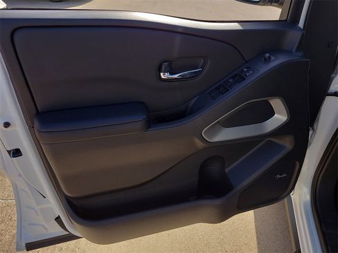 Certified 2025 Nissan Frontier SV w/ SV Convenience Package image 17