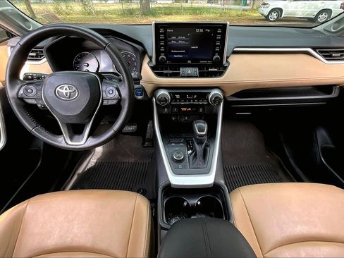 Used 2021 Toyota RAV4 XLE Premium image 7