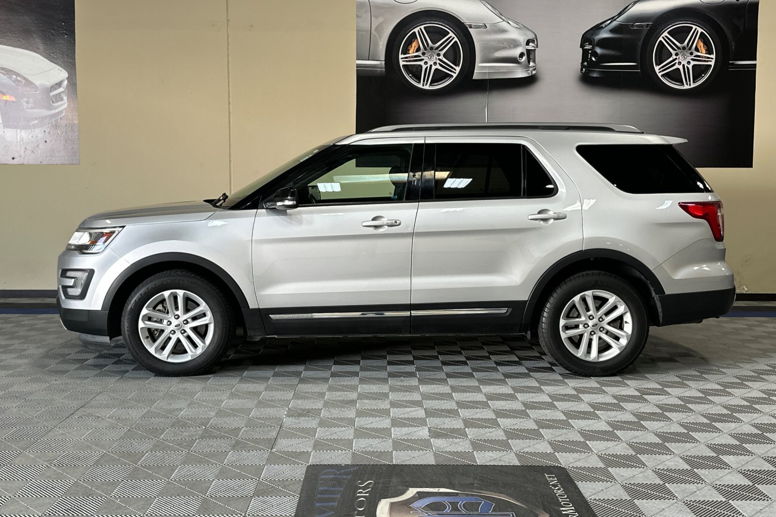 Used 2017 Ford Explorer XLT FWD image 7