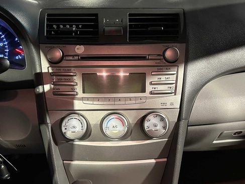 Used 2011 Toyota Camry LE image 25