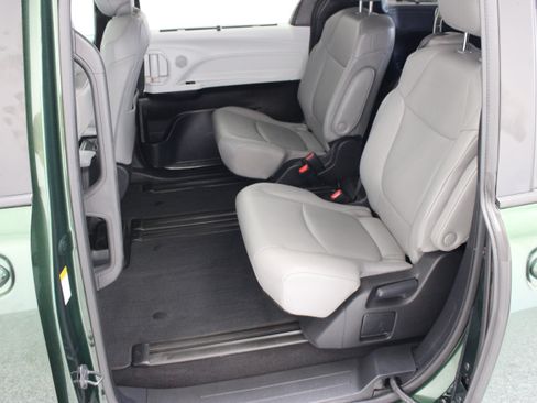 Used 2026 Toyota Sienna XLE FWD image 29
