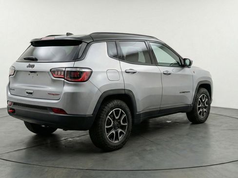 Used 2025 Jeep Compass Trailhawk AWD/4WD image 9