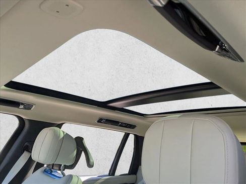 New 2026 Land Rover Range Rover Long Wheelbase SE AWD/4WD image 16