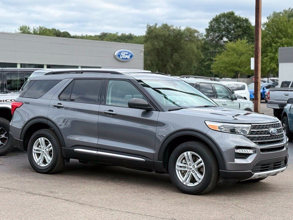 Used 2024 Ford Explorer XLT w/ Equipment Group 202A AWD/4WD image 27