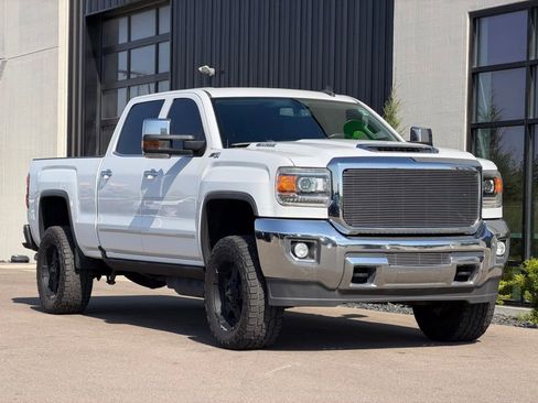 Used 2019 GMC Sierra 2500 SLT w/ Duramax Plus Package AWD/4WD image 4