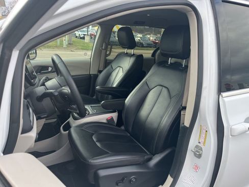 Used 2024 Chrysler Pacifica Touring-L image 21