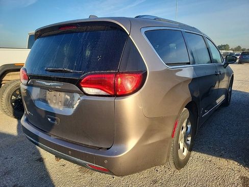 Used 2017 Chrysler Pacifica Touring-L Plus image 2