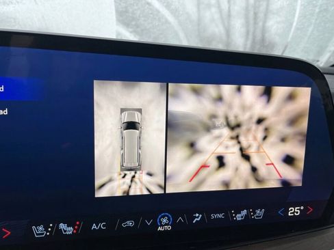 Used 2025 Chevrolet Suburban High Country image 6