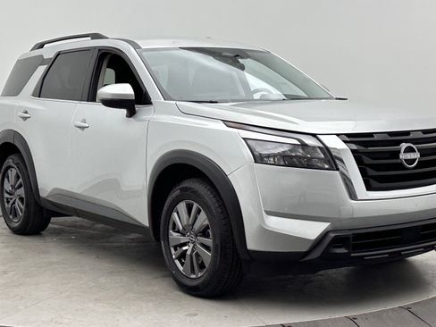 Used 2025 Nissan Pathfinder SV FWD image 3