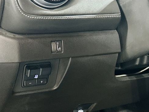 Used 2023 Chevrolet Colorado LT w/ LT Convenience Package II RWD image 8