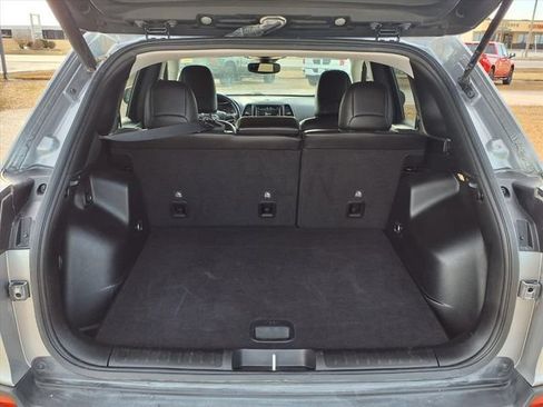 Used 2021 Jeep Cherokee Latitude Lux w/ Comfort/Convenience Group AWD/4WD image 23