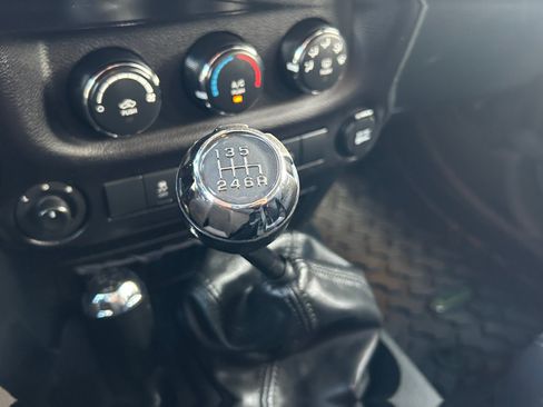 Used 2016 Jeep Wrangler Sahara w/ Connectivity Group AWD/4WD image 30