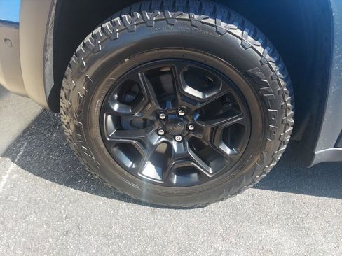 Used 2019 Jeep Cherokee Trailhawk AWD/4WD image 3