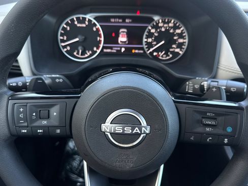 Used 2023 Nissan Rogue SV FWD image 11