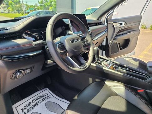 Used 2025 Jeep Compass Trailhawk AWD/4WD image 13