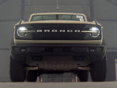 Used 2025 Ford Bronco Outer Banks AWD/4WD image 2