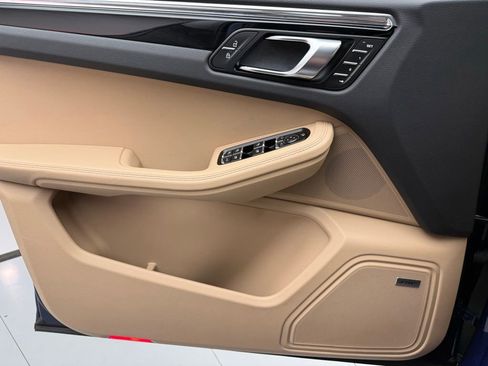 Used 2025 Porsche Macan image 19