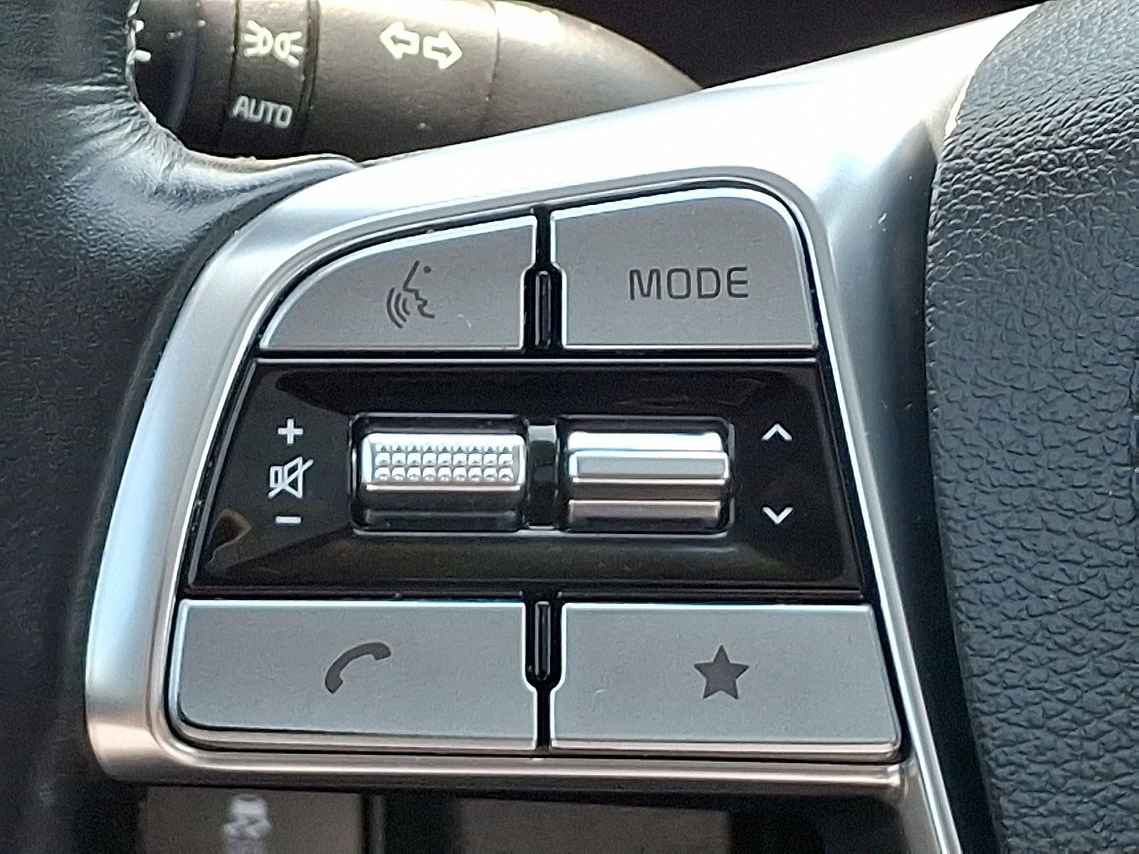 Used 2025 Kia Telluride EX w/ EX Captain's Chair Package AWD/4WD image 22