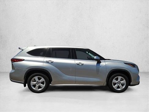Used 2021 Toyota Highlander LE AWD/4WD image 4