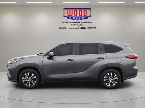 Used 2021 Toyota Highlander XLE AWD/4WD image 9