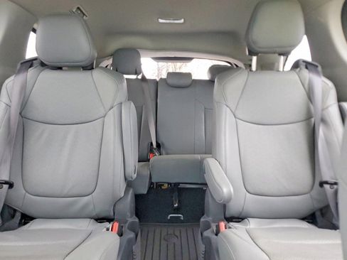 Used 2024 Toyota Sienna Limited image 7