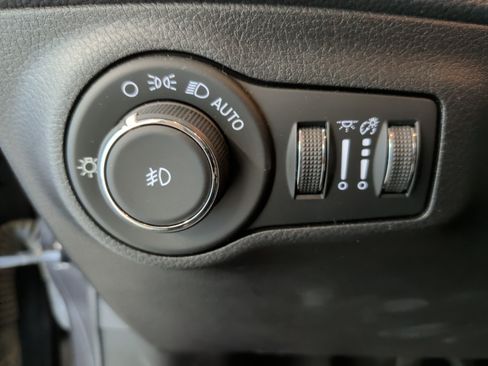 Used 2019 Jeep Compass Latitude w/ Cold Weather Group AWD/4WD image 18