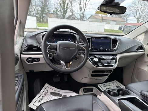 Used 2024 Chrysler Pacifica Limited FWD image 13