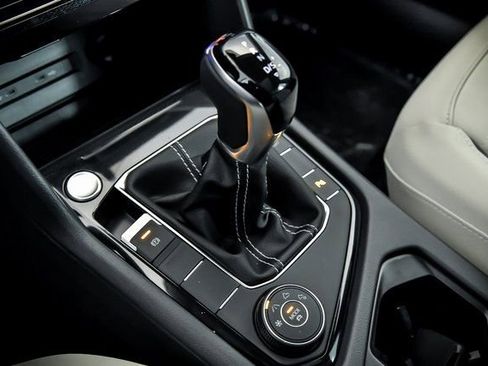 Certified 2025 Volkswagen Taos SE w/ Panoramic Sunroof Package image 15